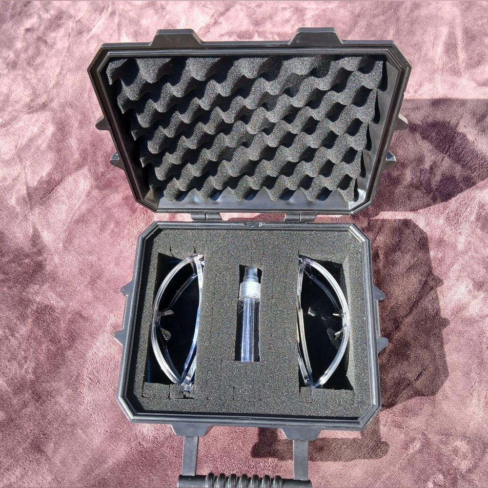Oakley Standard Issue Strong Box comes with 2 Oakly Sunglasses.